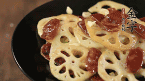 出鍋前加少許鹽調(diào)味，撒上蔥花即可。