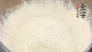 分幾次加入低筋面粉中，拌成雪花狀。