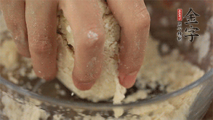 揉勻成光滑的面團(tuán)后，醒發(fā)半小時(shí)。