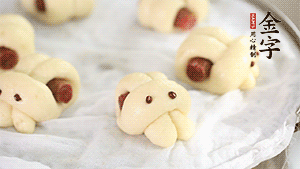 上鍋大火蒸20分鐘后，關(guān)火燜5分鐘就可以了。