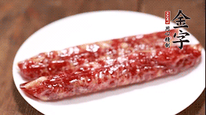 金字兩頭烏香腸切成片備用。