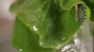 小青菜從根部掰開，分別洗凈。