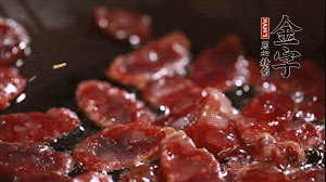 鍋中油7成熱時(shí)，香腸片翻炒均勻，然后依順序加胡蘿卜絲、小青菜、面條。