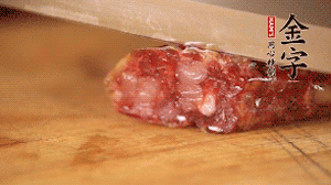 金字土香腸斜切成片。