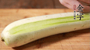 絲瓜去皮，切成1cm厚的小圈。