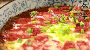 出鍋前淋上少許生抽、香油調(diào)味，撒上蔥花就可以了。