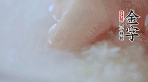 砂鍋內(nèi)壁涂抹一層食用油，將洗凈后的大米放入，米與水比例為1：1.5。