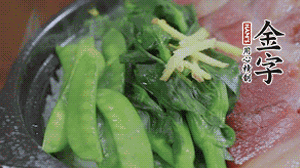 燜好的米飯開蓋，放入菜心、荷蘭豆，澆上調(diào)味汁拌勻。