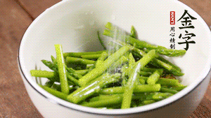 將調(diào)料放入準(zhǔn)備好的食材中，攪拌均勻。