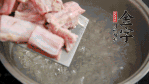 剁成塊狀的排骨洗凈，放入沸騰的鍋中，加姜片汆燙，2分鐘后撈出備用。