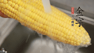 蓮藕切塊、玉米切段、荸薺削皮。