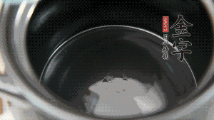 依次把排骨、玉米、蓮藕、荸薺放入砂鍋中。（根據(jù)食材的難易熟度放置，難熟的放下面，其他湯品也是一樣。）