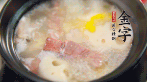 出鍋前加適量鹽調(diào)味，撒香菜點綴就可以啦。