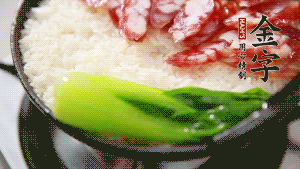 5分鐘后，在鍋邊用勺子淋一圈少少的油。打雞蛋，放青菜，把調(diào)好的醬汁倒入。（在米飯周圍用小勺沿著鍋邊淋上一圈油，是為了吃到地道的鍋巴。這個過程可以稍微轉(zhuǎn)動下鍋，使四壁受熱均勻。）