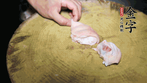 新鮮豬蹄切成塊狀，冷水入鍋，加姜片、黃酒汆燙3分鐘，出鍋后洗凈。（要先將豬蹄的蹄甲和毛處理干凈，如果有毛扎扎的感覺，非常影響口感。大火燒開后，撇去血沫，要多撇幾遍至干凈，這樣才可使湯色更鮮亮、清淡不油膩。）