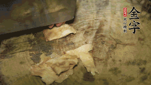 加適量溫水淹沒食材，大火燉至水沸后再小火慢燉1小時(shí)，出鍋前10分鐘加枸杞。（焯過水后的豬蹄不應(yīng)再用涼水，用溫水燉煮更容易軟爛。也可以用高壓鍋或者有煲湯功能的電飯煲，省時(shí)又便于入味。）