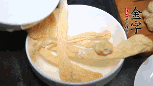 竹蓀淡鹽水泡發(fā)后，剪去菌蓋頭（封閉的一端），切成小段。生姜切片，蔥切段備用。