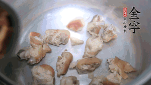 煎至兩面略金黃時(shí)，加適量熱水燉至奶白。