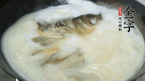 然后加竹蓀段、姜片、枸杞、火腿片，以少量鹽、黃酒調(diào)味，大火燉煮10分鐘。