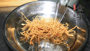 蟲草花用涼水浸泡10分鐘，干香菇溫水泡發(fā)至軟去蒂備用。蓮子、紅棗也可一同清洗干凈。