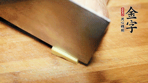 將雞、生姜片、火腿片放入砂鍋中，注入清水淹沒雞身。（燉湯最適宜冷水下鍋，隨著水溫的慢慢升高，原料會(huì)充分釋放出營養(yǎng)。）