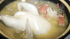 煮沸時(shí)加入蟲草花、香菇、紅棗，以料酒調(diào)味繼續(xù)小火燉煮1小時(shí)左右。