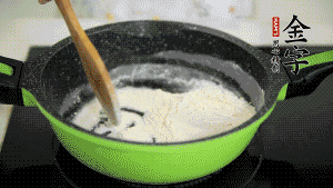 【月餅餡】3．把面粉放入干凈的炒鍋，小火加熱不斷翻炒，至呈微黃色熟透。在腌漬好的火腿丁中加熟面粉，拌勻后，加黃油拌勻揉搓成12個(gè)小球，放冰箱冷藏備用。