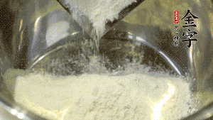 【油皮】1．將油皮材料放入料盆中，緩緩加100ml水，攪拌成雪花片狀。在案板上反復(fù)揉搓成有一定筋度的光潔面團(tuán)，搓成12個(gè)團(tuán)子。