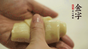 【包月餅】1．面劑兩頭向中間捏緊， 把光滑一面向下，按扁后搟成圓形面皮。餡料放在面皮中心，把餡料包緊，捏緊收口。