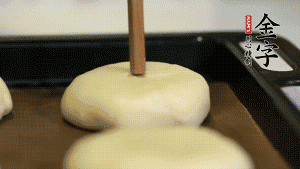 【包月餅】2．收口向下放在案板上，輕輕將月餅坯按扁，用筷子點(diǎn)紅點(diǎn)做裝飾?？鞠漕A(yù)熱至170℃，月餅放在中下層，烤17分鐘左右。