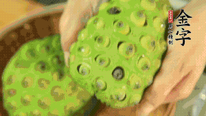 從蓮蓬中取出新鮮蓮子，剝?nèi)ネ鈿ず?，再小心剝?nèi)グ咨∧ぁ＃▌兊舭咨∧さ纳徸涌诟猩蠒?，入口更顯清甜）