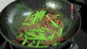 然后再加入鮮蓮子一起翻炒，至熟后加少許鹽調(diào)味就可以了。