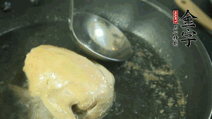 鴿子去毛和內(nèi)臟，處理干凈。大火燒開鍋中的水，放入鴿子汆燙3分鐘，撇清血沫，撈出備用。（為了保證湯色純正，肉類在煲制前要先去除殘留的血水，煲湯時一定要冷水下鍋，這樣肉里的蛋白質(zhì)才可以充分地溶解到湯里，湯的味道才會鮮美。）