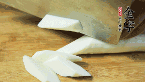 生姜刮去皮切成片，山藥去皮洗凈切成小塊備用。（山藥建議選擇軟糯的鐵棍山藥，口感上更好喲~）