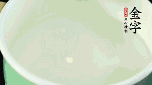 鍋中盛涼水，放入汆燙好的鴿子、火腿片、生姜片。