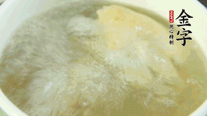 待湯水滾開后，再加入山藥塊，以料酒調(diào)味。