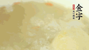 然后再放紅棗、枸杞，調(diào)和湯品味道，小火燉煮1小時。