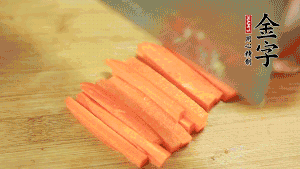 洋蔥、青椒、胡蘿卜切成粒備用。