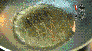 熱油起鍋，依次放入胡蘿卜粒、青椒粒、洋蔥粒煸炒均勻。