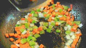 以耗油、料酒調(diào)味，加適量清水燜煮。