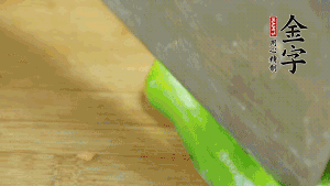 大蒜切成小段，青椒去籽滾刀切成塊。