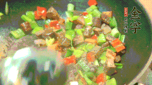 熱油起鍋，依次加入青椒塊、牛肉、大蒜煸炒均勻。