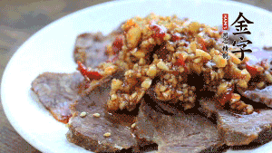 最后把醬汁淋到牛肉上即可，撒上芝麻、香菜。也可以把牛肉和醬汁攪拌均勻，讓牛肉與醬汁更加入味。