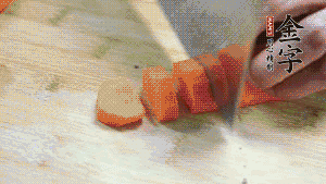 食材洗凈后，胡蘿卜切成塊，鮮香菇切成十字花刀備用。