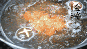 將烏冬面放入調(diào)好味的面湯中一起煮熟。（選擇烏冬面的原因，第一是因為菜鳥也能很好地做出成品，而不用擔心會糊鍋或者黏在一起；第二是因為白色的面條，在夏天看起來更有食欲。）