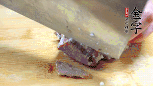 金字鹵牛肉打開包裝，把牛肉切成片狀。（眼見為實，用一整塊牛肉鹵制的鹵牛肉哦，牛肉的香氣感覺撲鼻而來有木有?。。。?>
					</div>
					<span>步驟 6/7</span>
					<p>金字鹵牛肉打開包裝，把牛肉切成片狀。（眼見為實，用一整塊牛肉鹵制的鹵牛肉哦，牛肉的香氣感覺撲鼻而來有木有?。。。?/p>
				</li><li>
					<div   id=