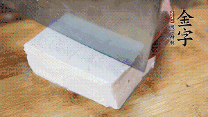 豆腐切成小塊，臘肉切成薄片，辣椒切成小圈。