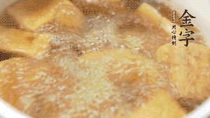 另起一個湯鍋，倒入適量清水，加入炸好的豆腐塊。待水沸騰后，加入臘肉，用生抽、料酒、火腿高湯調(diào)味。燉煮至臘肉熟透，加辣椒圈增加點(diǎn)辣味。（調(diào)料可以根據(jù)個人口味適當(dāng)調(diào)整，火腿高湯能夠讓湯汁更加層次豐富。）