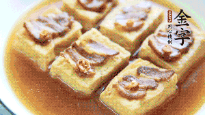 裝盤時，撒上蔥花裝飾。