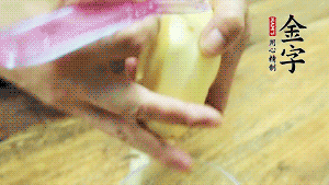 將食材洗凈，茄子、土豆切滾刀塊。